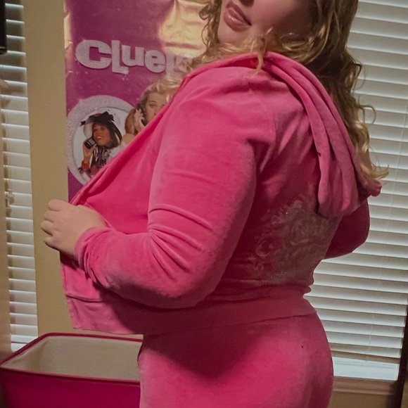 Meet your Posher, Aly - Picture 1 of 2